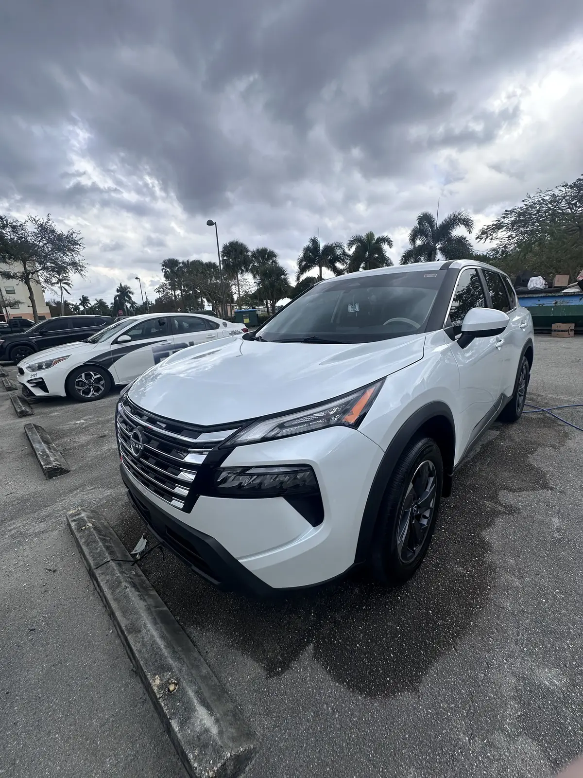 White Hyundai Tucson SUV freshly washed and detailed in Broward County
